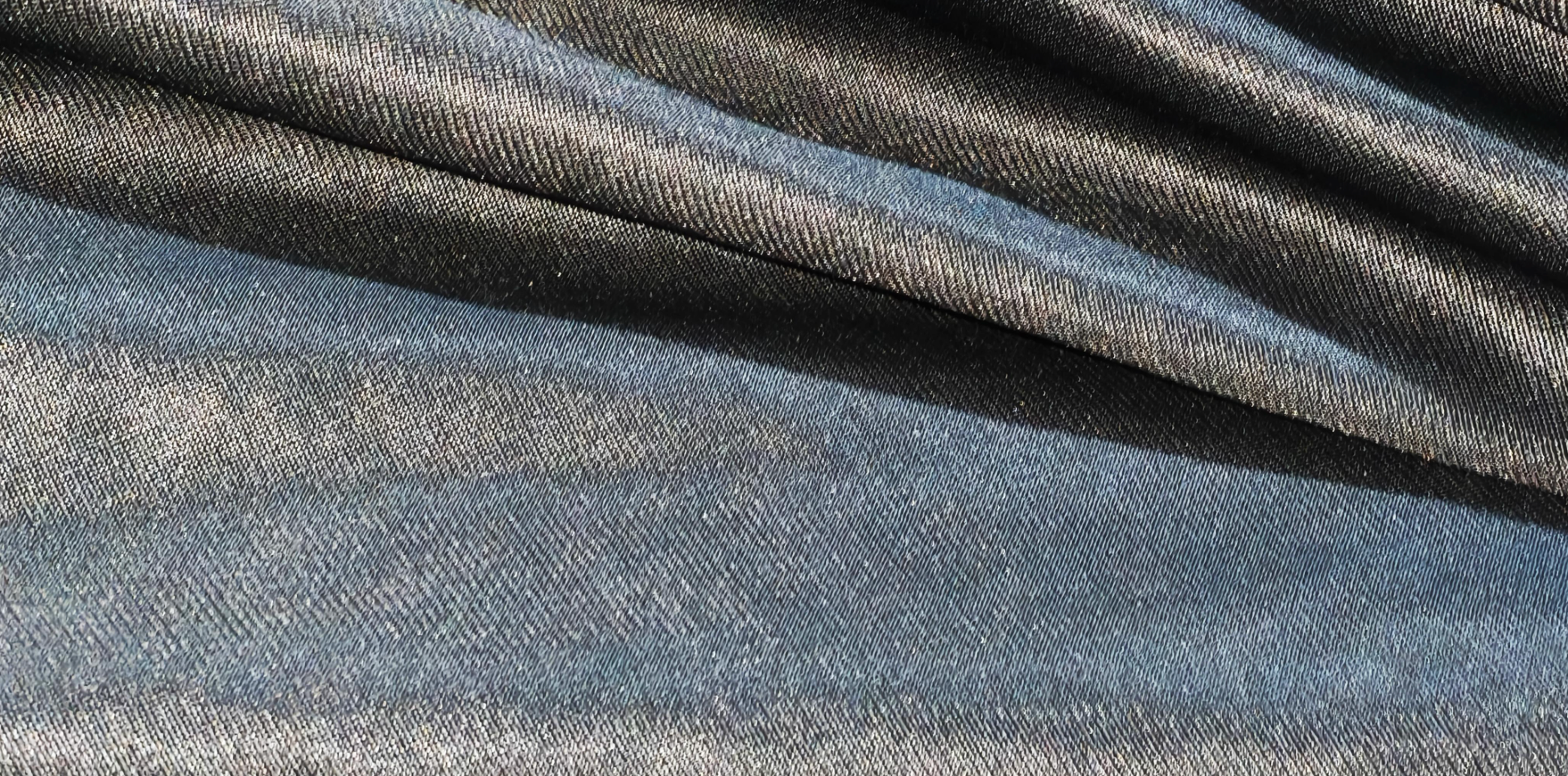 Le denim. Pourquoi on en porte tous. Pourquoi il faut le repenser.