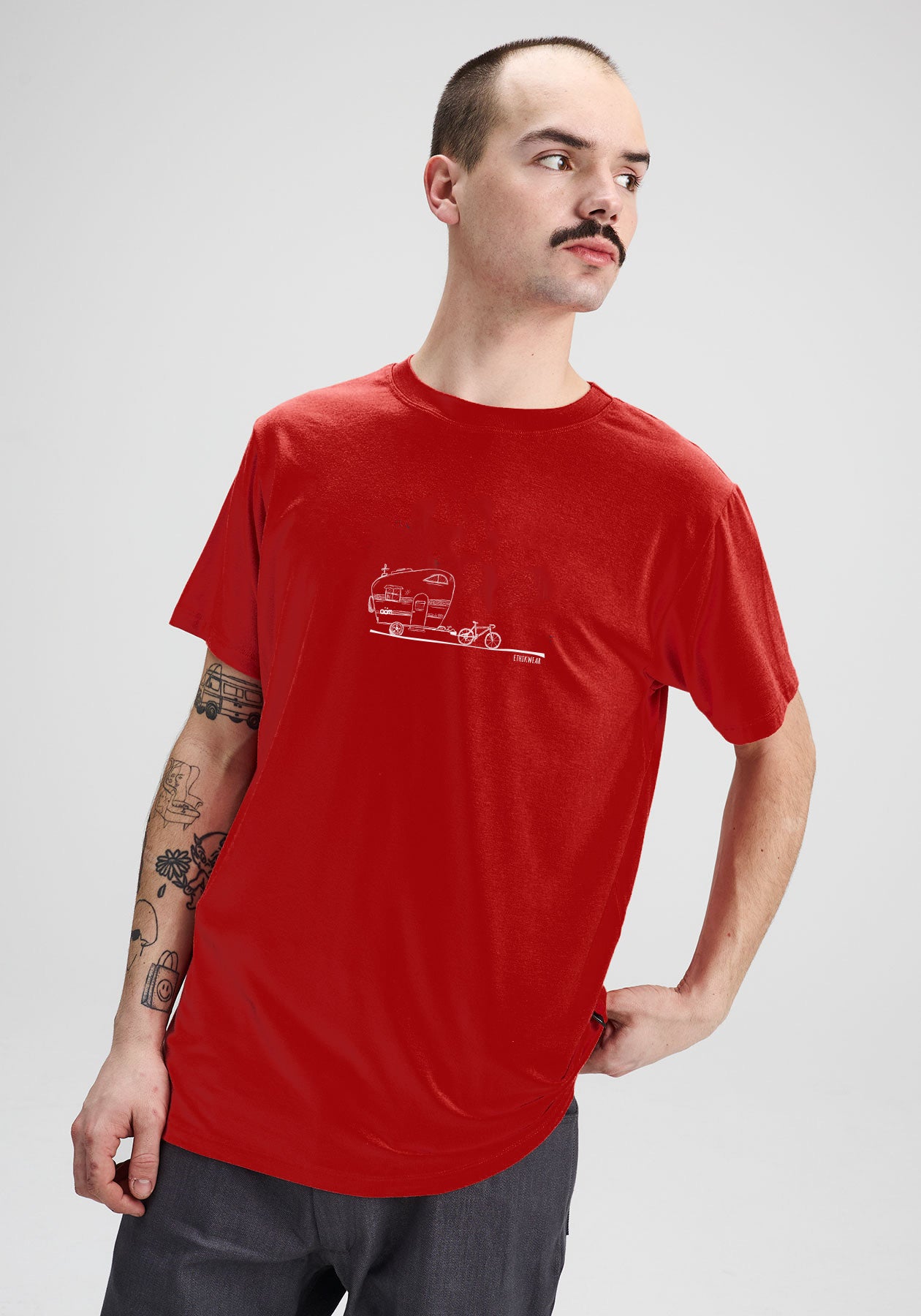 T-shirt rouge écoresponsable en coton bio – Imprimé CAMPER | OOM Ethikwear