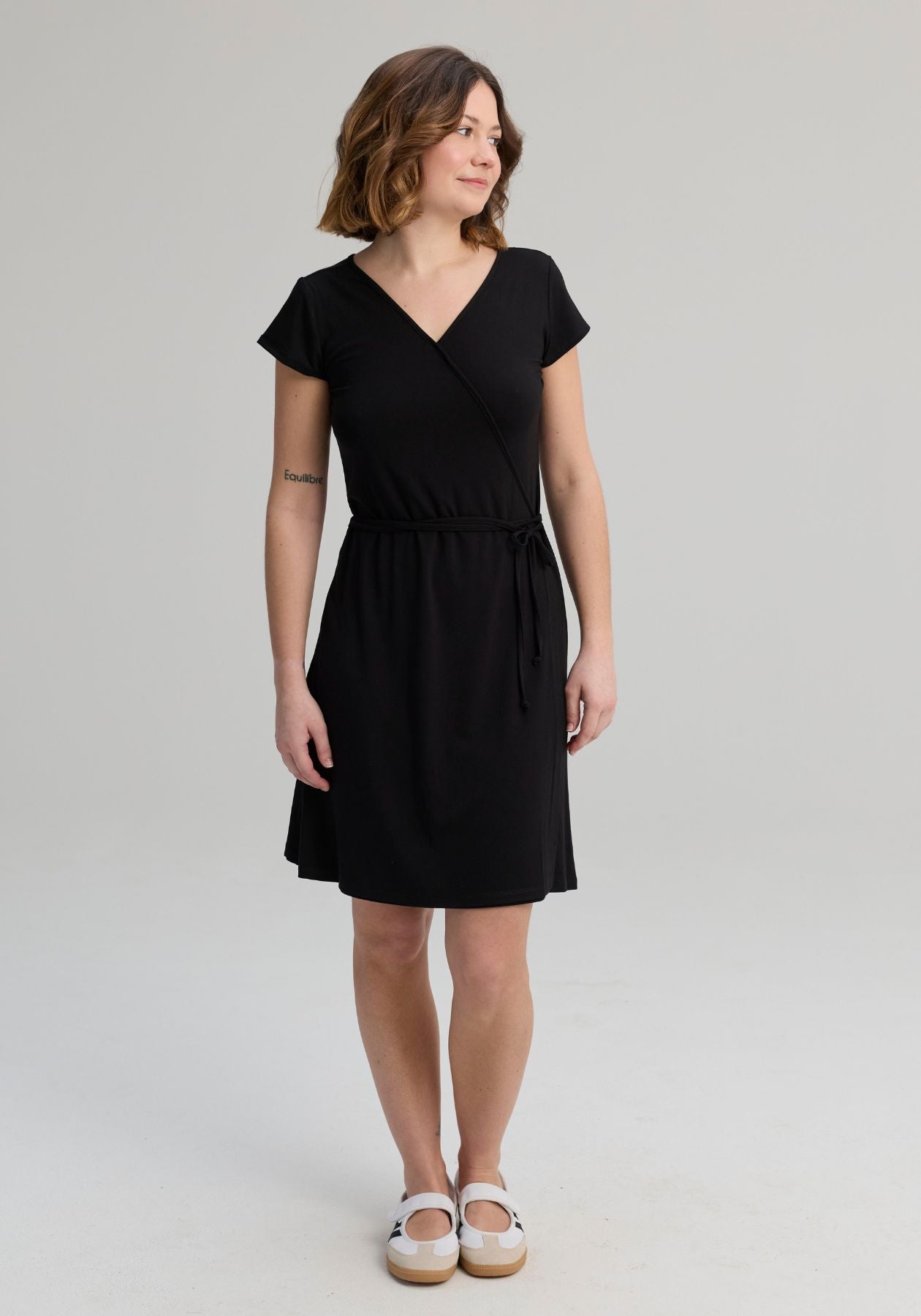 LIBELLULE - Robe de bambou noire à petite manche